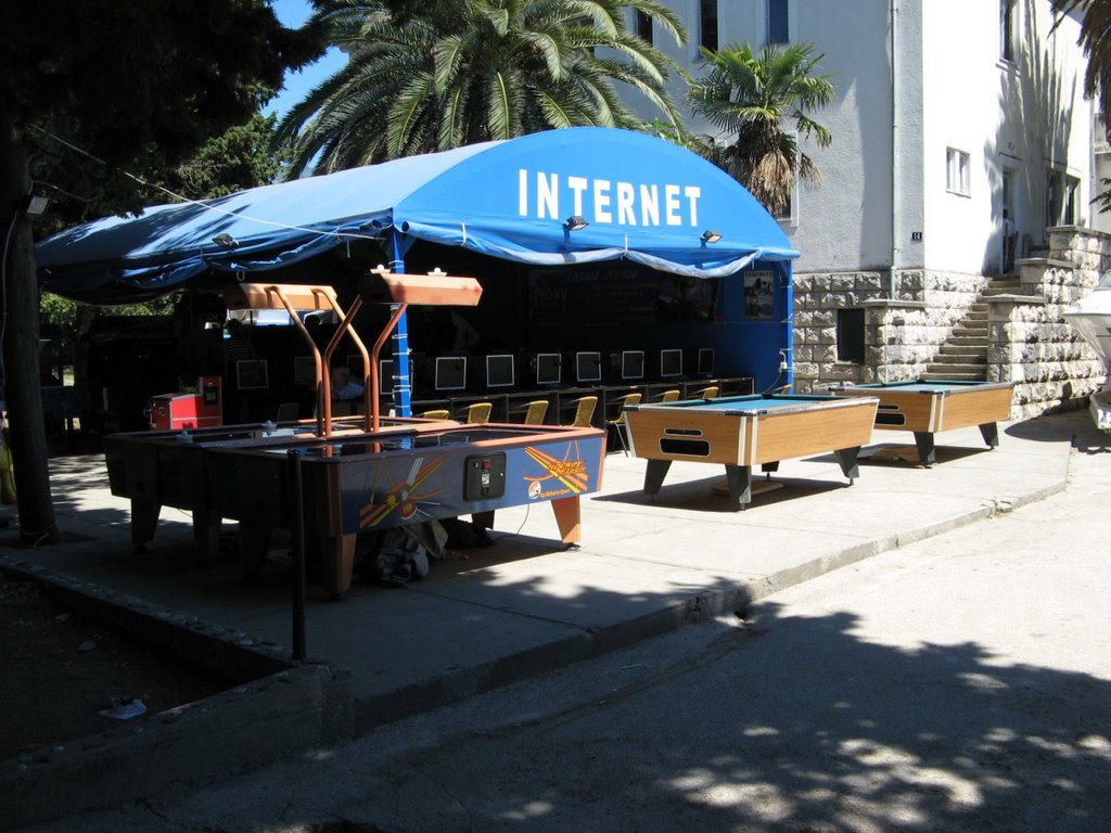 Budva, internet klub by Dejan Kovačević