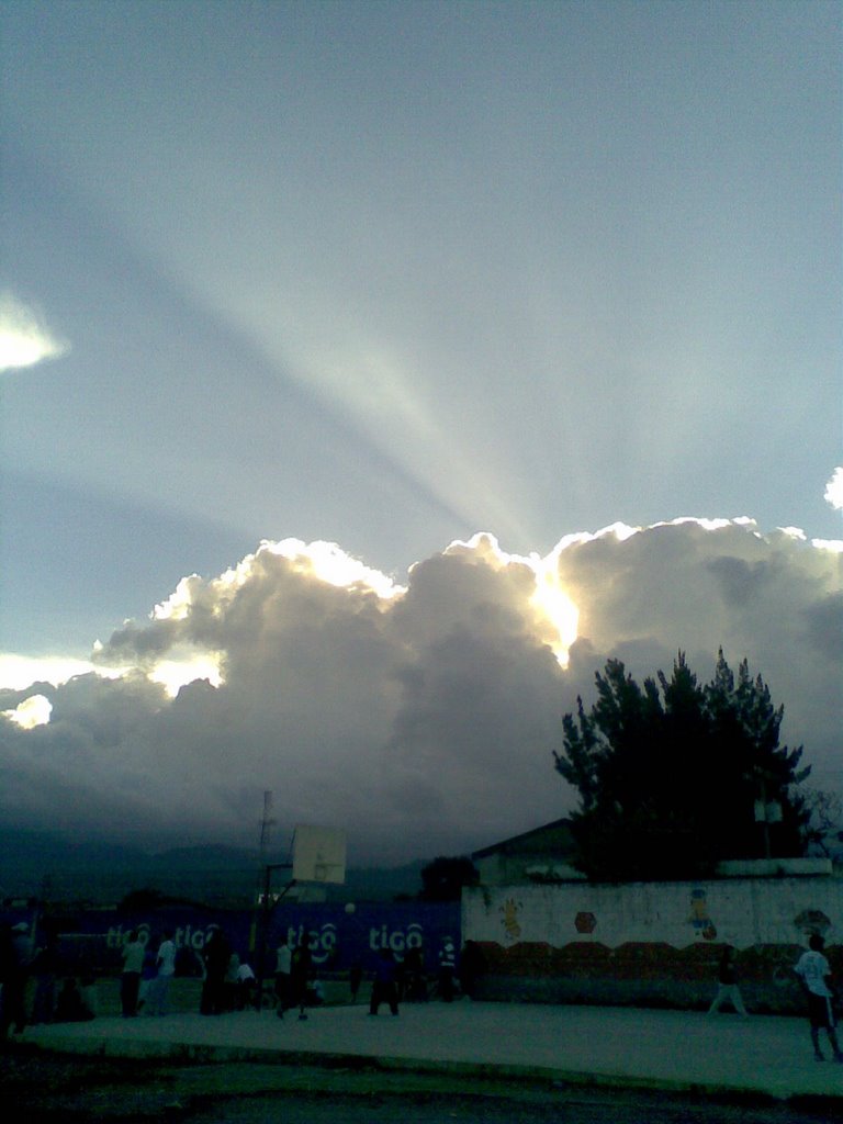 Rayos del Sol en la tardes chapinas by HEAL