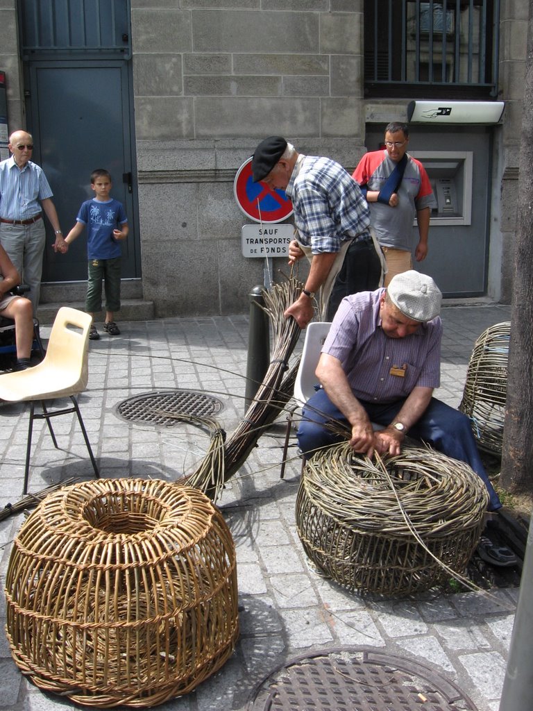 Quimper: Festival de Cornouaille (Quai en fête), panier en osier fait à la main / handmade wicker basket by pingwi