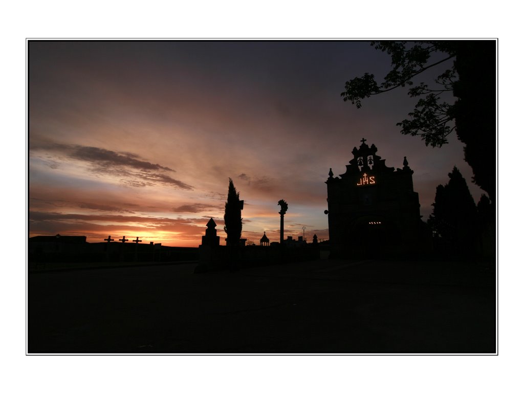 Amanecer en la ermita del Cordero en San felices de los Gallegos by Victorino Gª Calderón