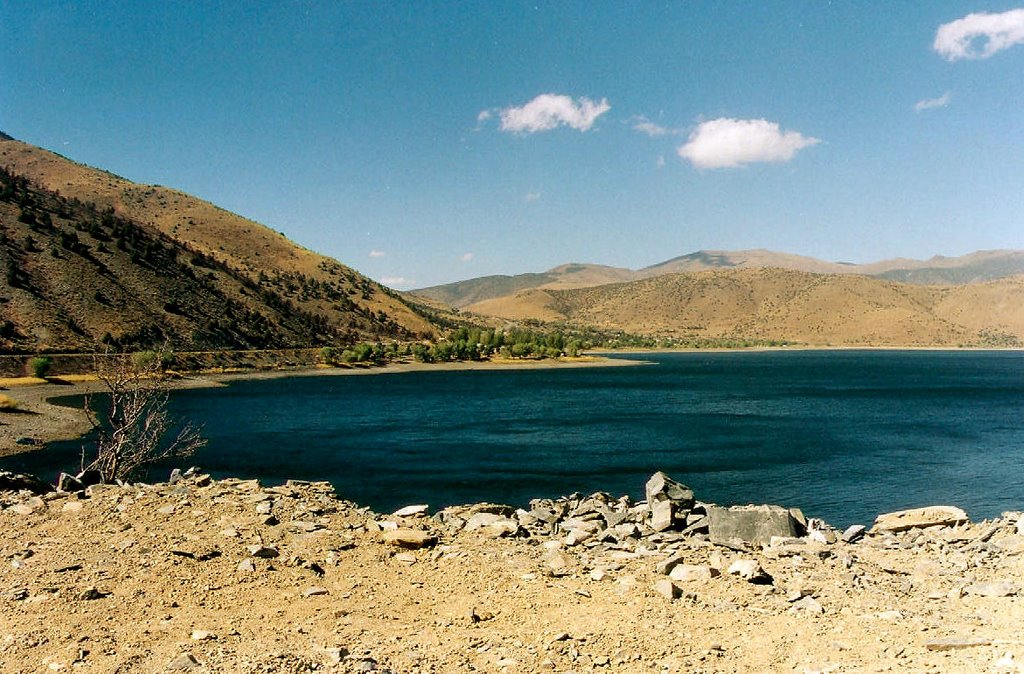 Topaz Lake (California-Nevada) by little penguin