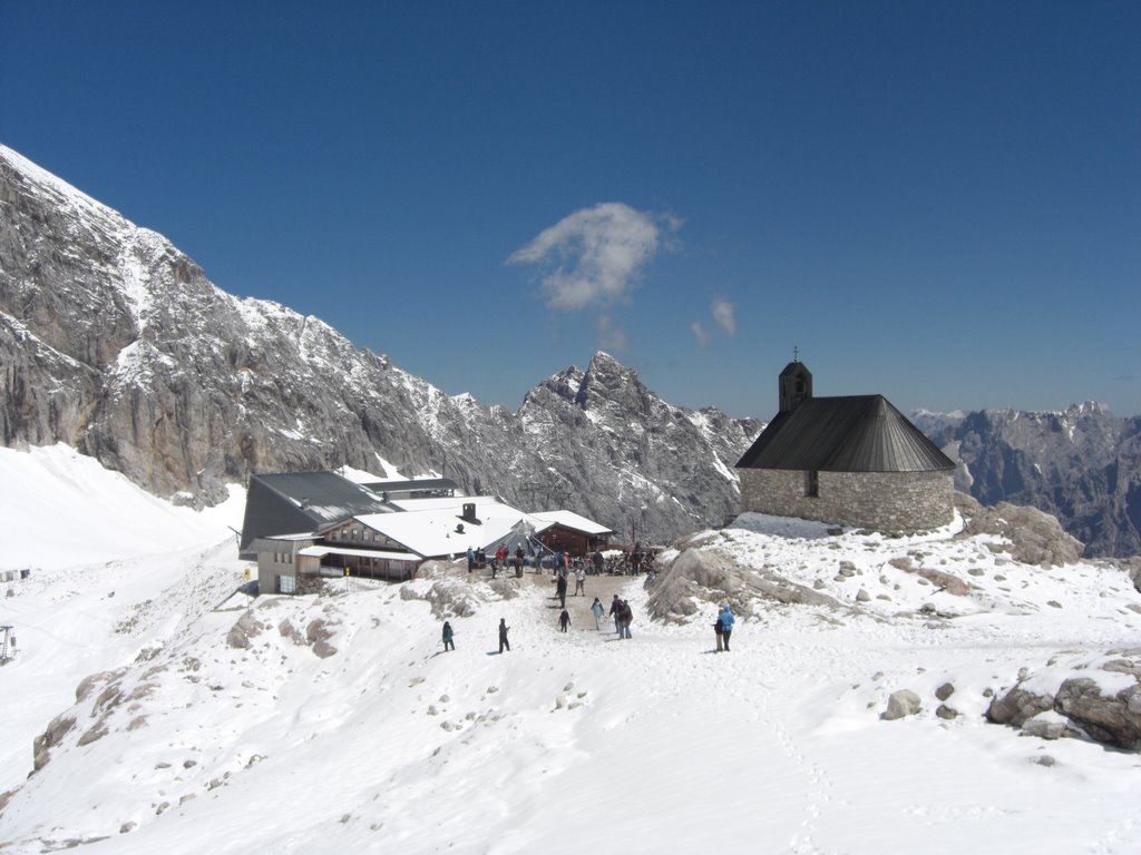 Höchste Kirche Deutschlands (ca 2600m, im Hintergrund Restaurant Sonn-Alpin) auf dem Zugspitzplatt by Andre Lubensky