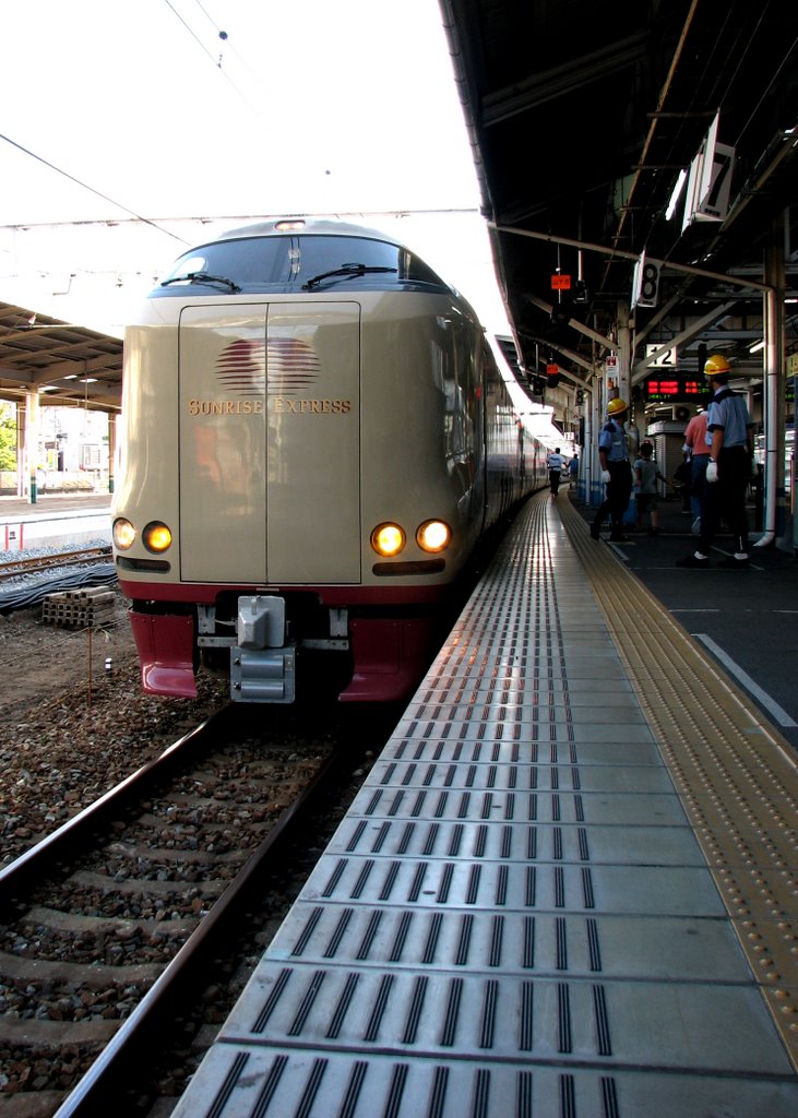 Okayama station, JR 285 Sunrise Express by Dotaku