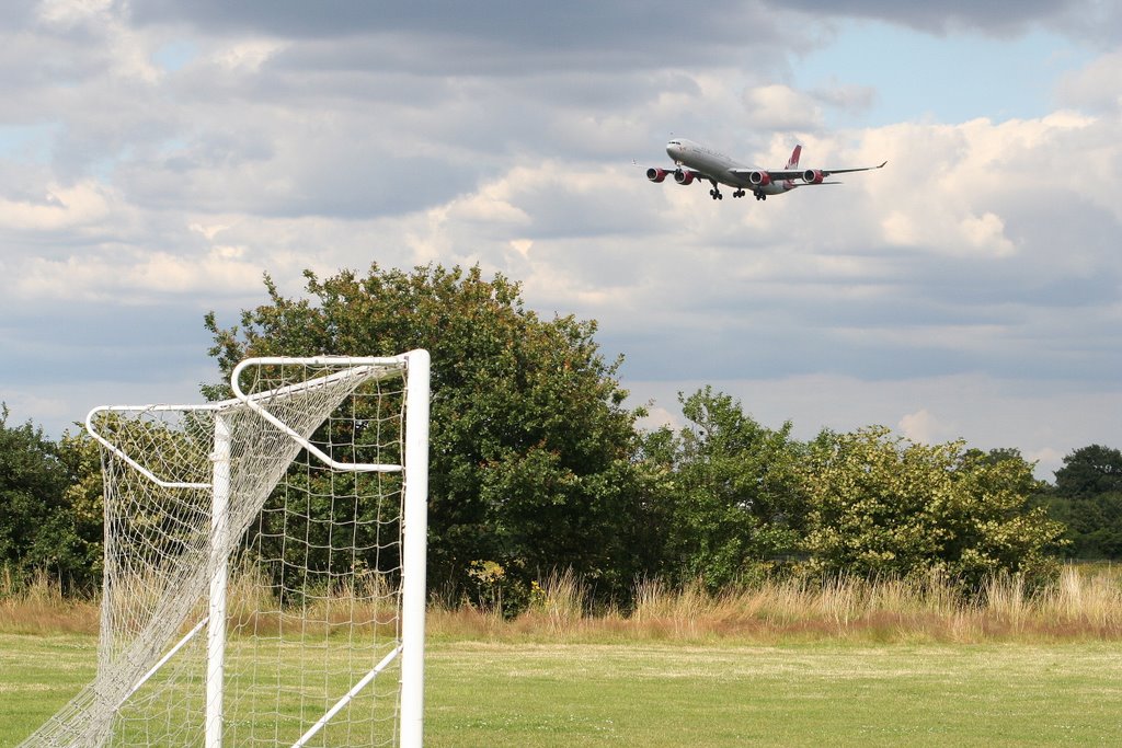 Heathrow 27L approach from Bedfont Town FC training pitch! by Mark Murdock