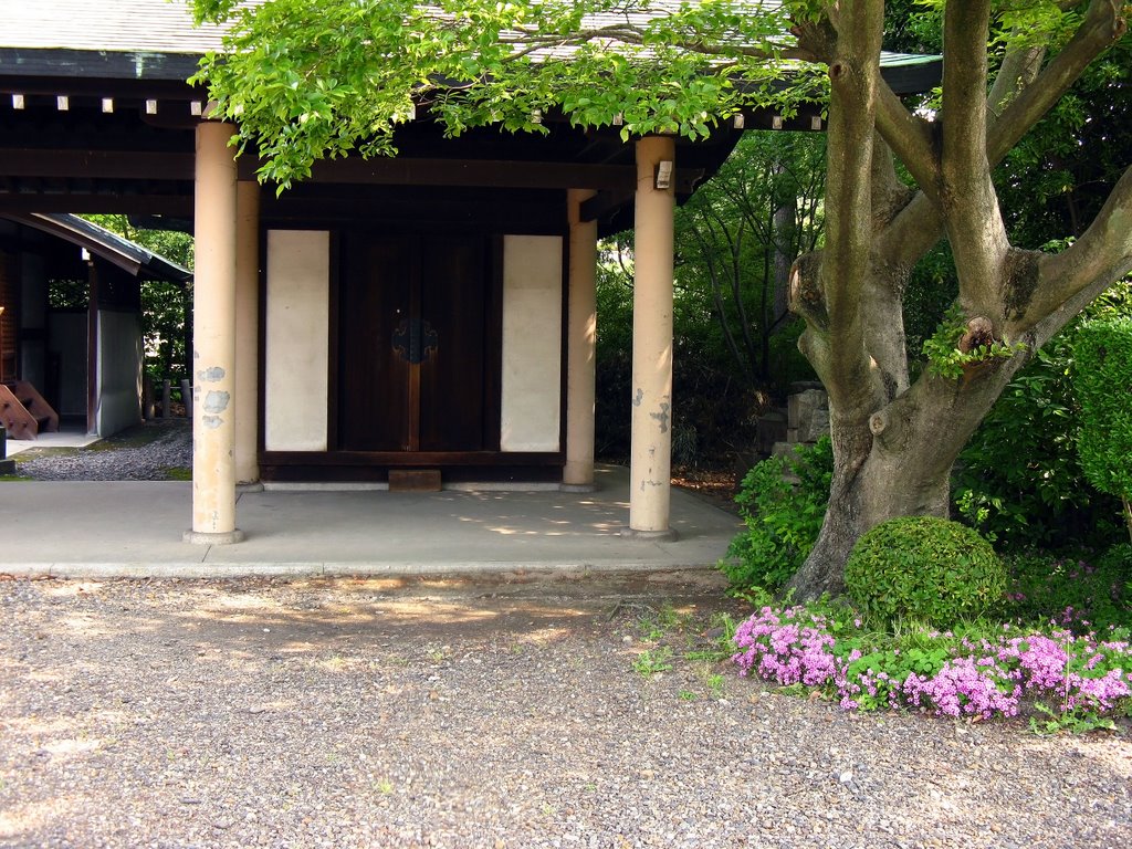 Hokoku Jinja Shrine by BryanM63