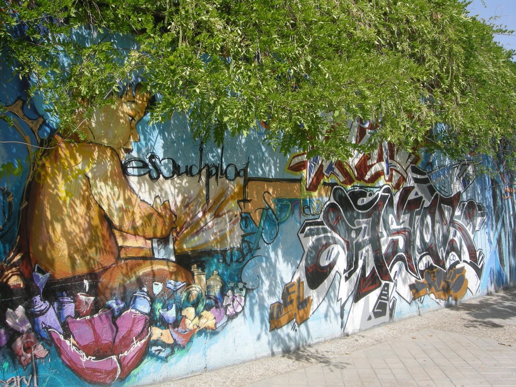 Paseo de los BAsilios, Grafitti by errece-2