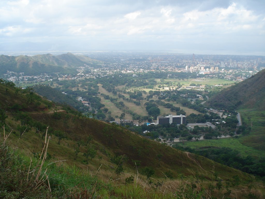 Maracay desde la montaña. by Santos Guerra