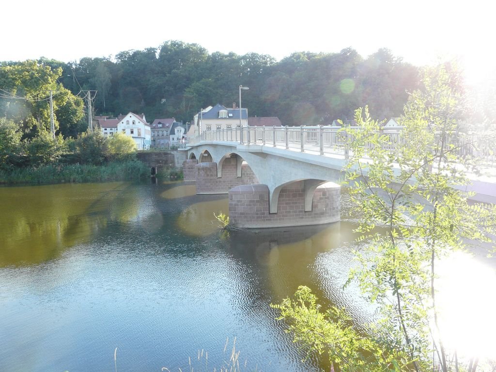 Leisnig, Muldenbrücke nach der Flut von 2002 by Walter Stuber