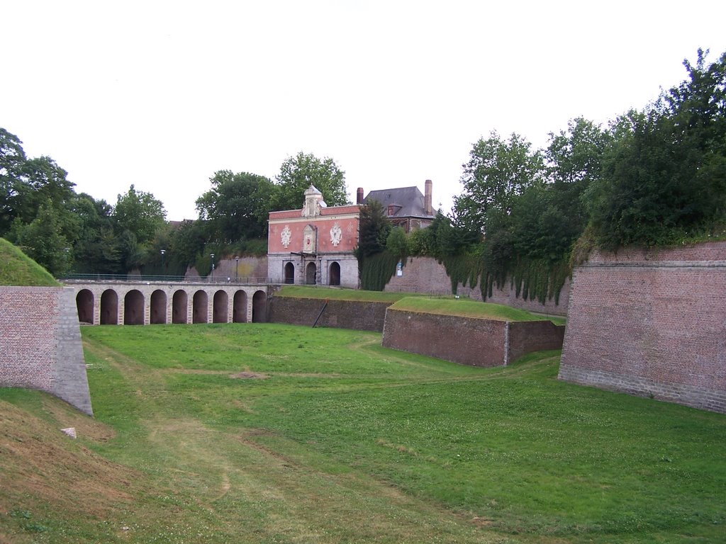 Porte de Gand, à Lille : vue sur le pont dormant, le fossé et la tenaille by uvw