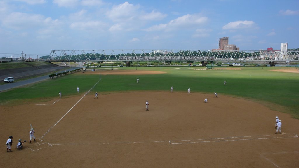 市川橋から眺める江戸川グランドと京成電車 by gaopi