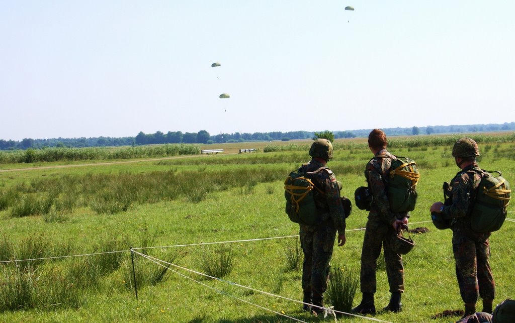 Sprungdienst der DSO in Manching 2008 by Martin-Waldhier