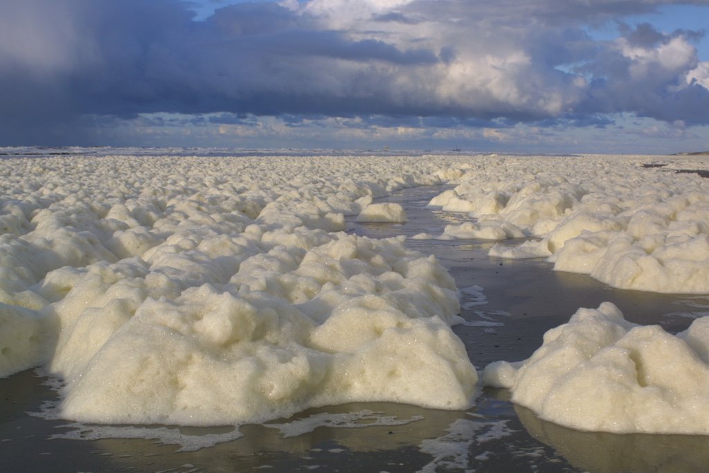 Schuim op strand Nes by Cor Dijkstra