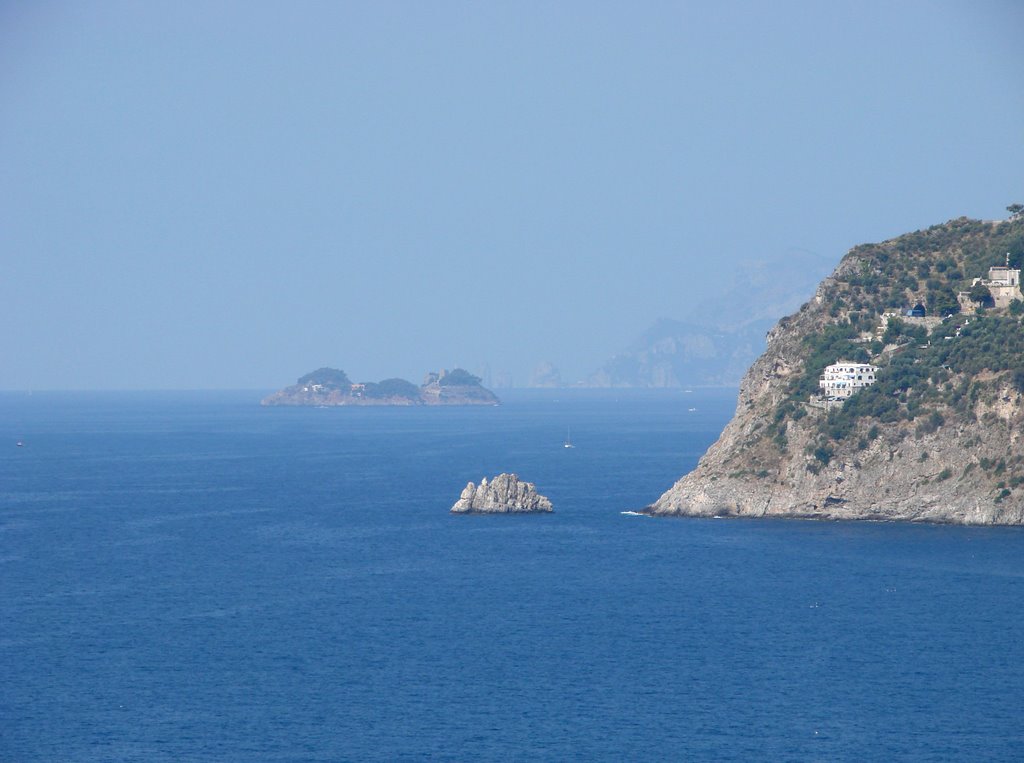 Amalfi Coast and Li Galli Islands with Capri and the Faraglioni in the background (Amalfi-part a Galli-szigetekkel, a háttérben Caprival és a Faraglioni-sziklákkal) by Lőrinczi Gábor