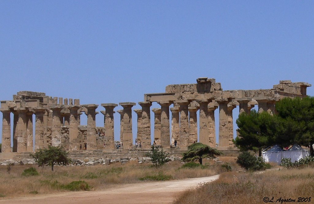 Greek ruins ... by Lohn Agoston