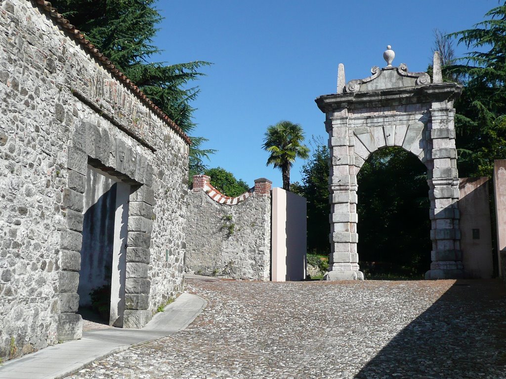 Tarcento, di fronte palazzo Frangipane by Paola_Pascoli