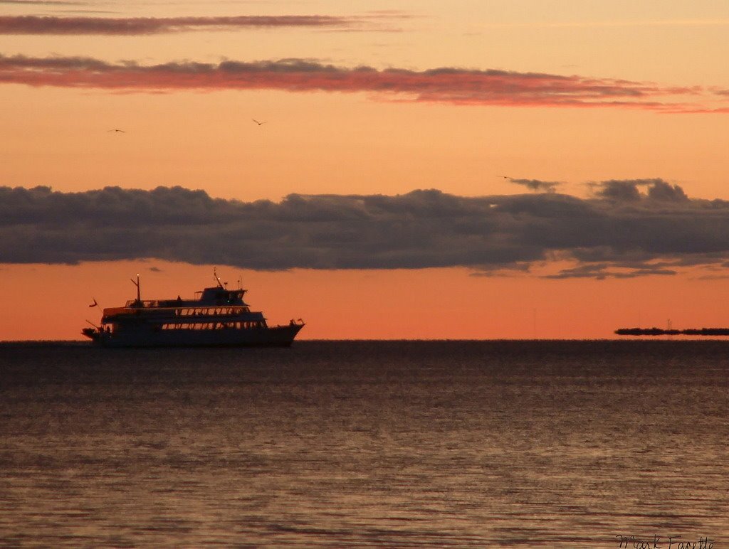 Sunset Cruse on the Chief Cammanda 2 by Mark Facette