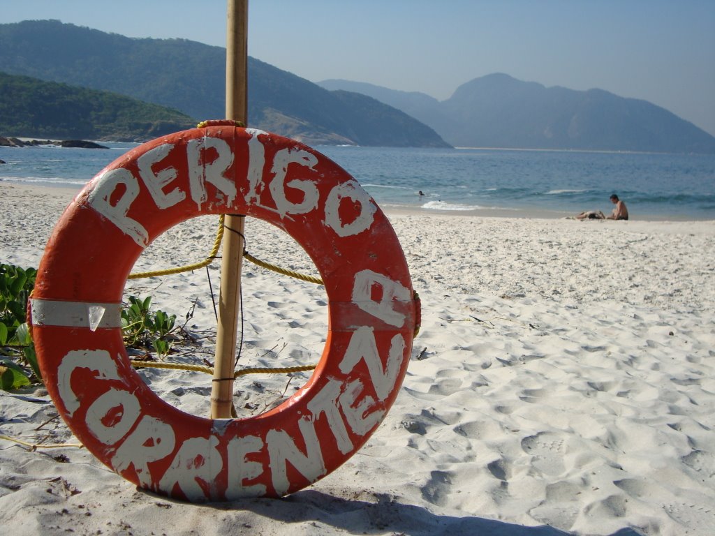 Praia do Perigoso by F. Gomes