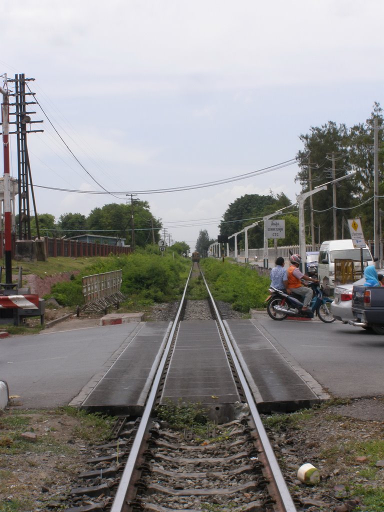 รางรถไฟหน้า ศาลพระกาฬ by CHAMRAT CHAROENKHET