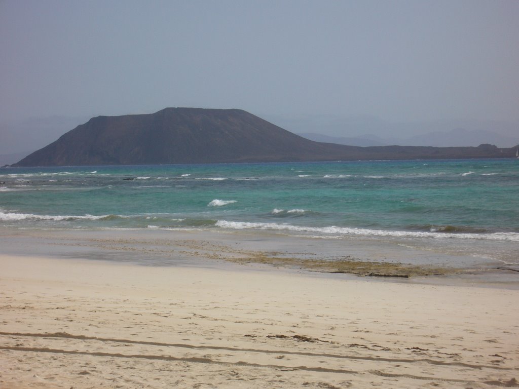 Isola di Lobos dalla spiaggia by Luca901