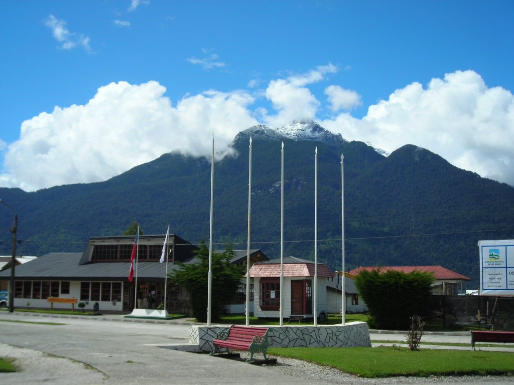 Desde la Plaza de Hornopirén by patricio valdebenito