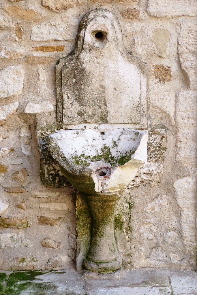 Fuente antigua en Carpentras by The Pumkin King