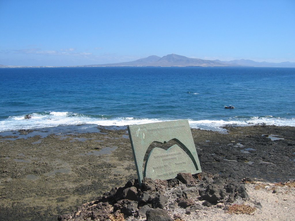 Lanzarote, vista dal faro di "Isla de los Lobos" by alessandroperuzzo