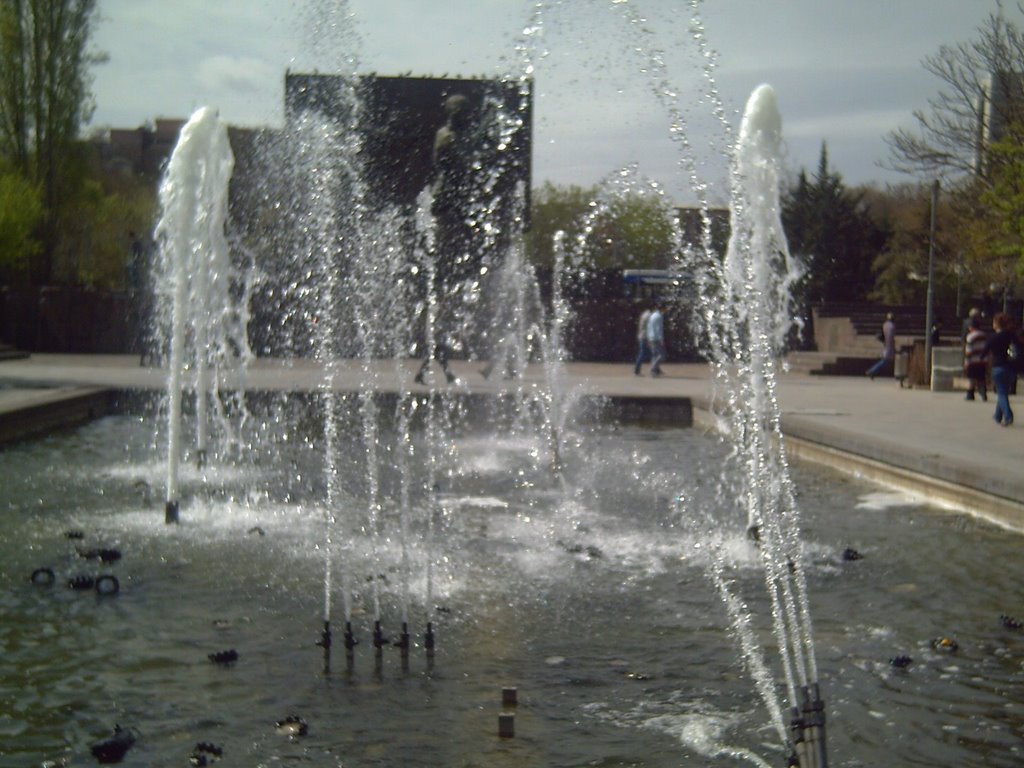 Walking around-past the fountain. by © MİNE SAGUNER