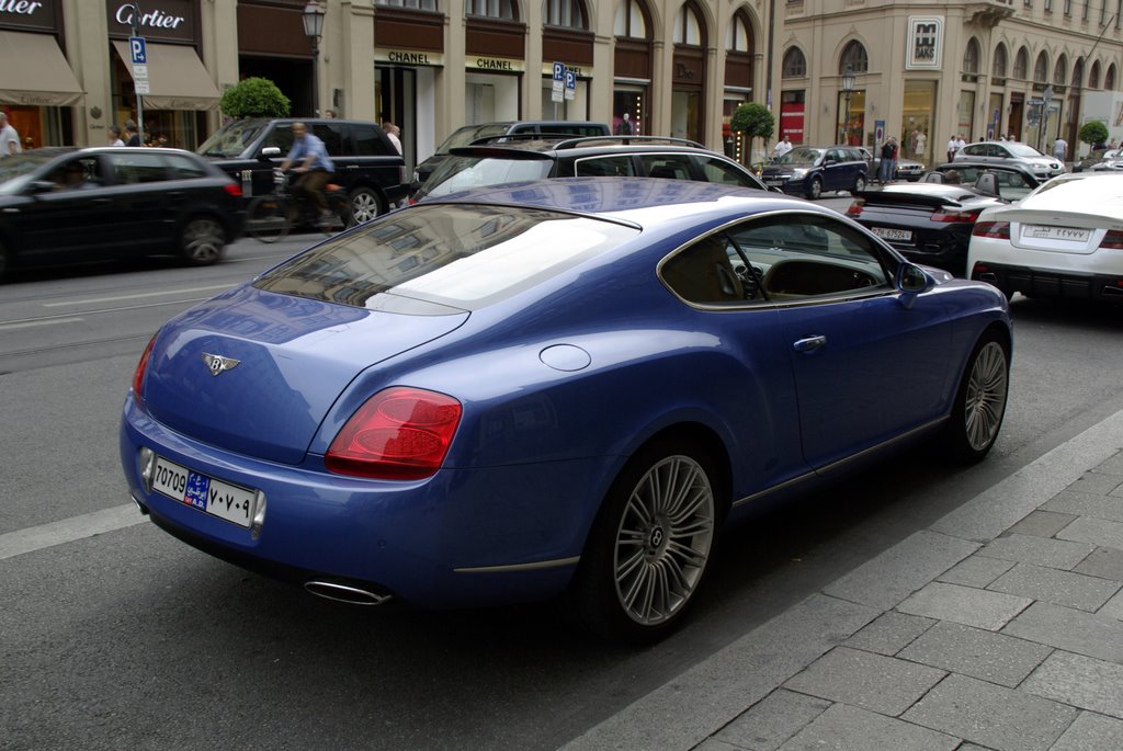 Bentley Continental GT Speed vor dem Vier Jahreszeiten Hotel by KoenigseggCCX