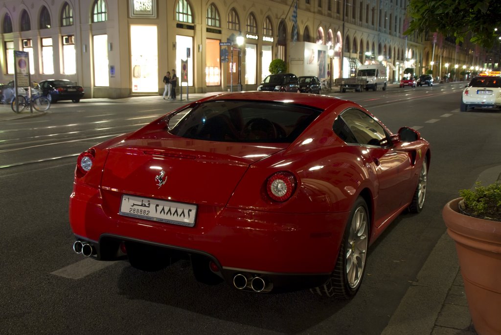 Ferrari F599 GTB Fiorano vor dem Vier Jahreszeiten Hotel by KoenigseggCCX