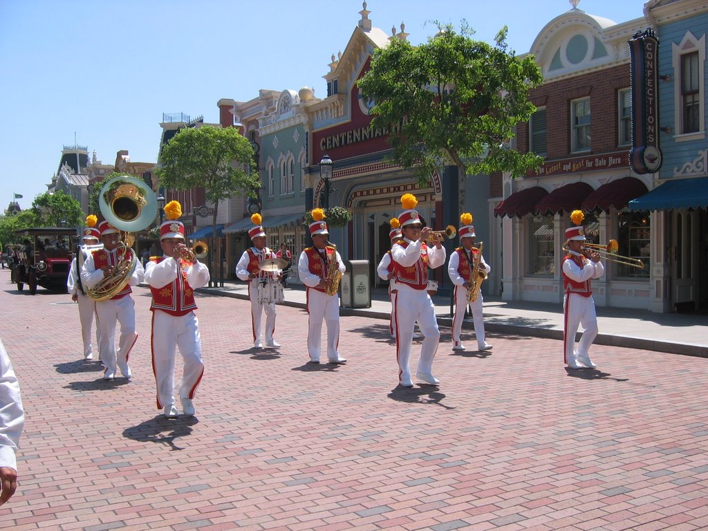 DisneyHK MainStreet Parade by dianesantos