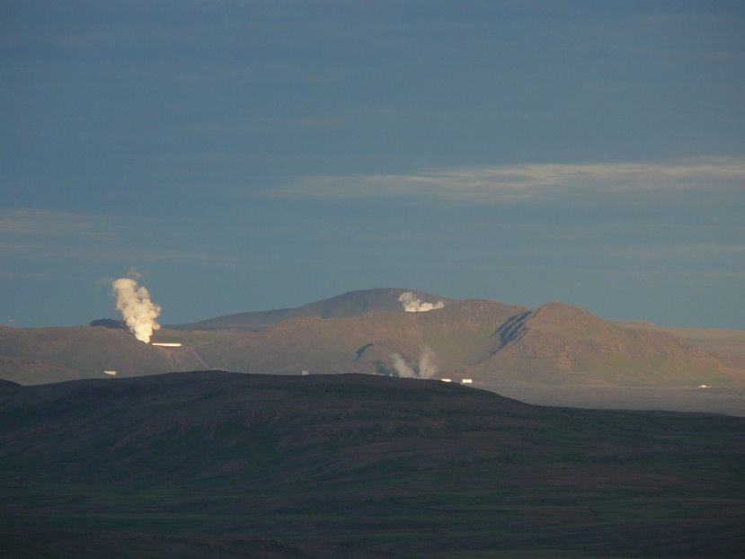 Termoelektrownia w nocnym słońcu, Islandia by ganc