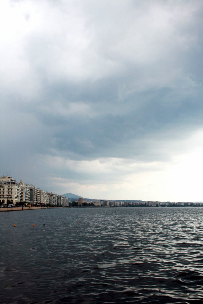 Thessaloniki by Yiannis Gryparis