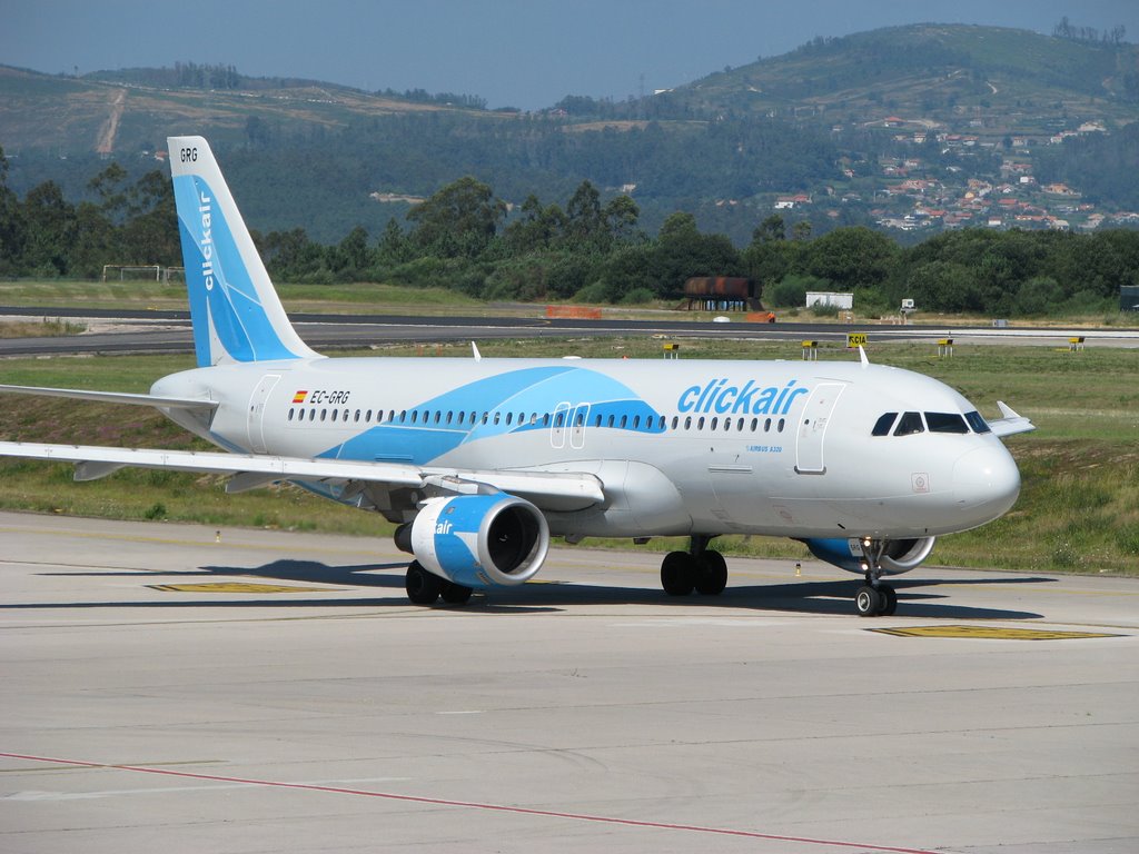 Clickair A320 taxiing at Vigo Airport by edmarz