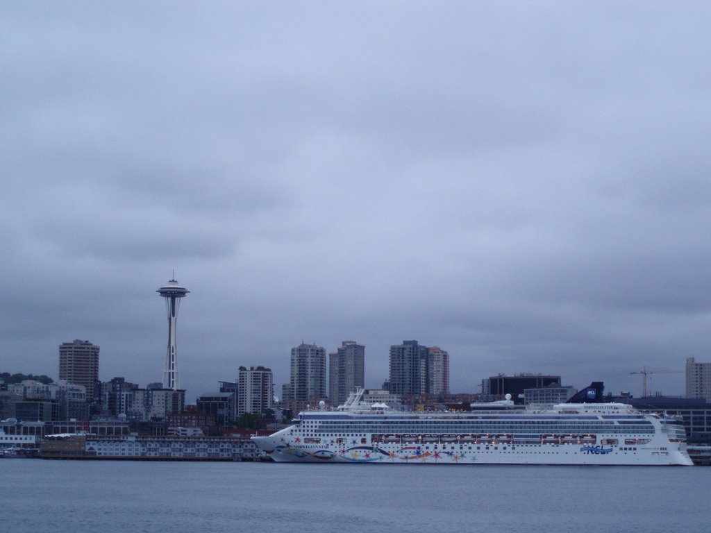 Cruse Ship, Space Needle by zzzingrol