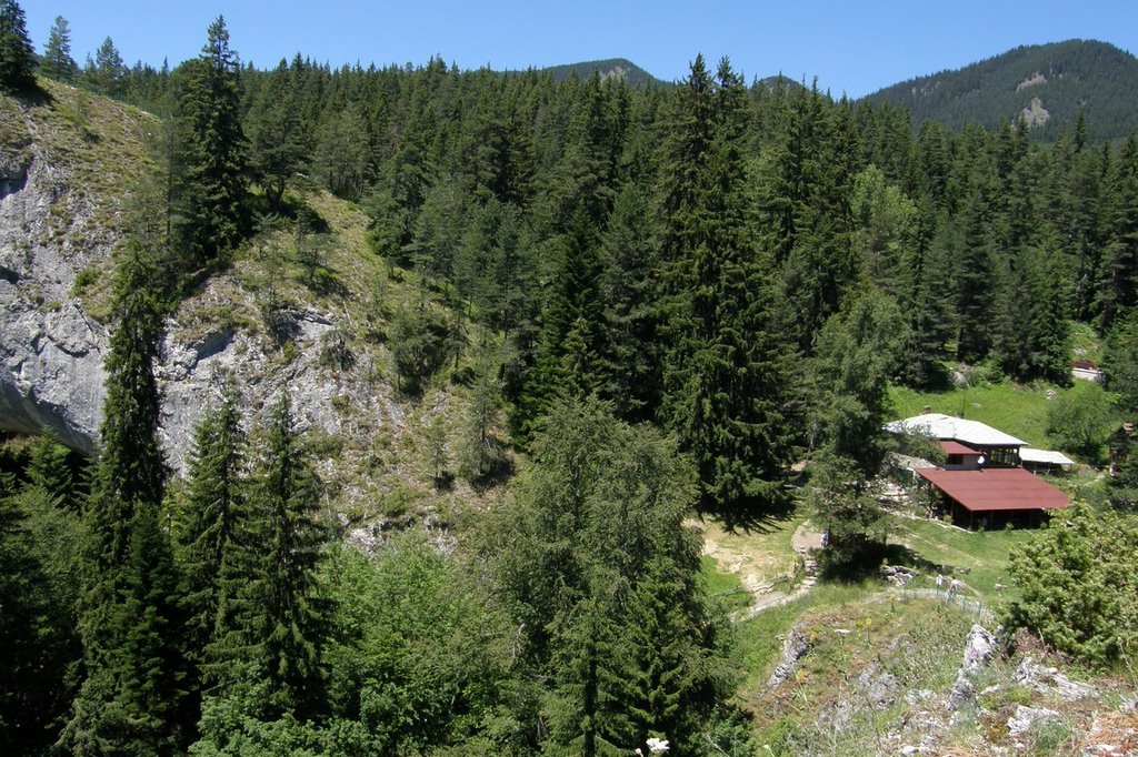 Hut next to the wonderful bridges by mantovski