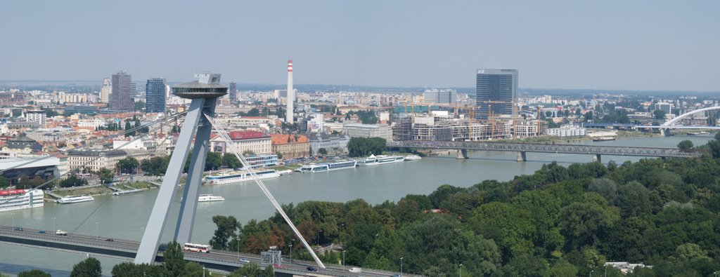 Bratislava, severovýchodný pohľad na mesto s riekou by Dr. Patrik GULDAN