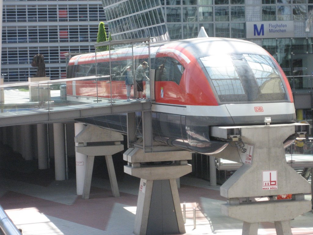 Model of Transrapid @ Airport MUC in front of Terminal 2, moved to Museum in May 2008 by deek50