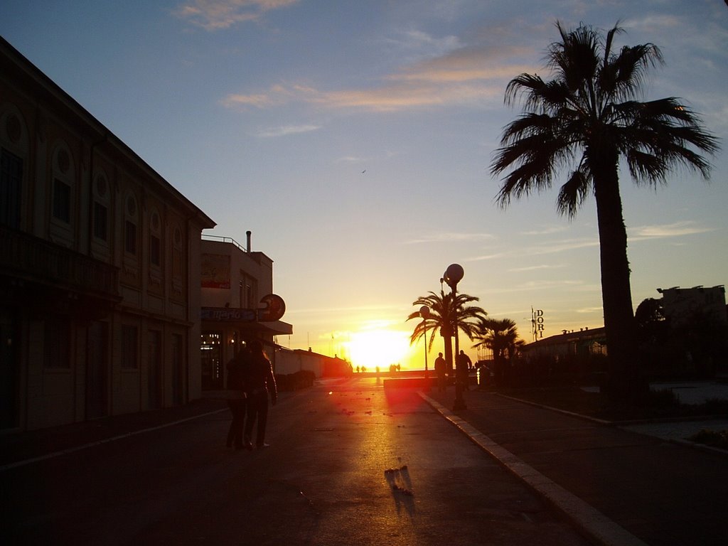 Viale di Viareggio al tramonto by Daniel Bich