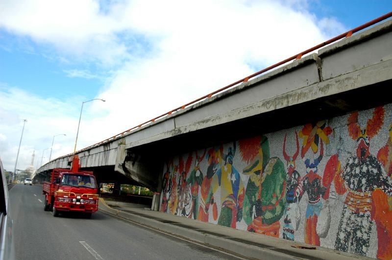 Salida secundaria de la ciudad de Santiago hacia el este. notase los trabajos alegoricos al carnaval presentes en el lateal del puente by Juan Guzman