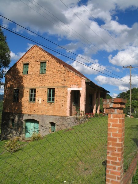 CASA PRESERVADA NO CAMINHO DAS PEDRAS, BENTO GONÇALVES-RS by ANELISE  KUNRATH