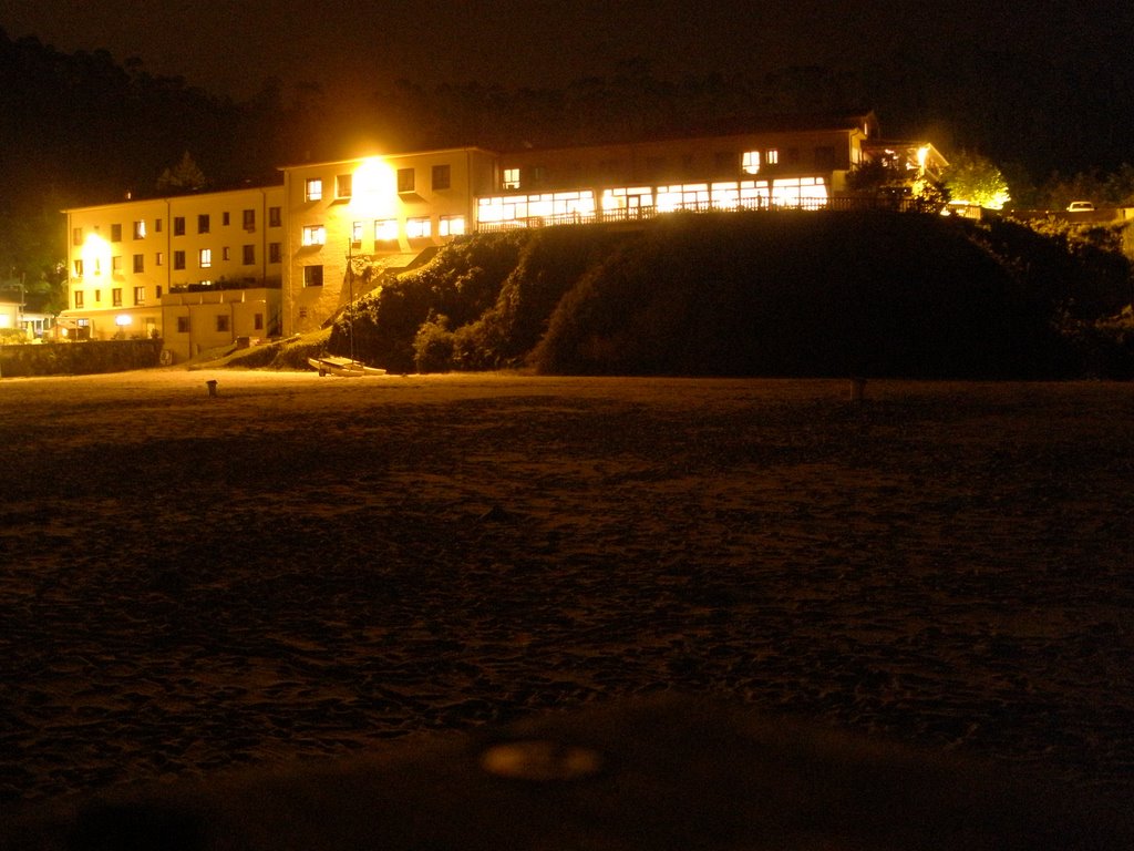 Hotel de la playa de la Franca de noche by jguerragarcia