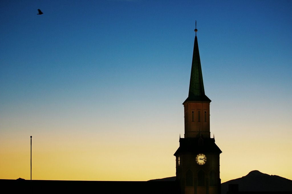 Tromsø domkirke i kveldslys by www.fiskum.org