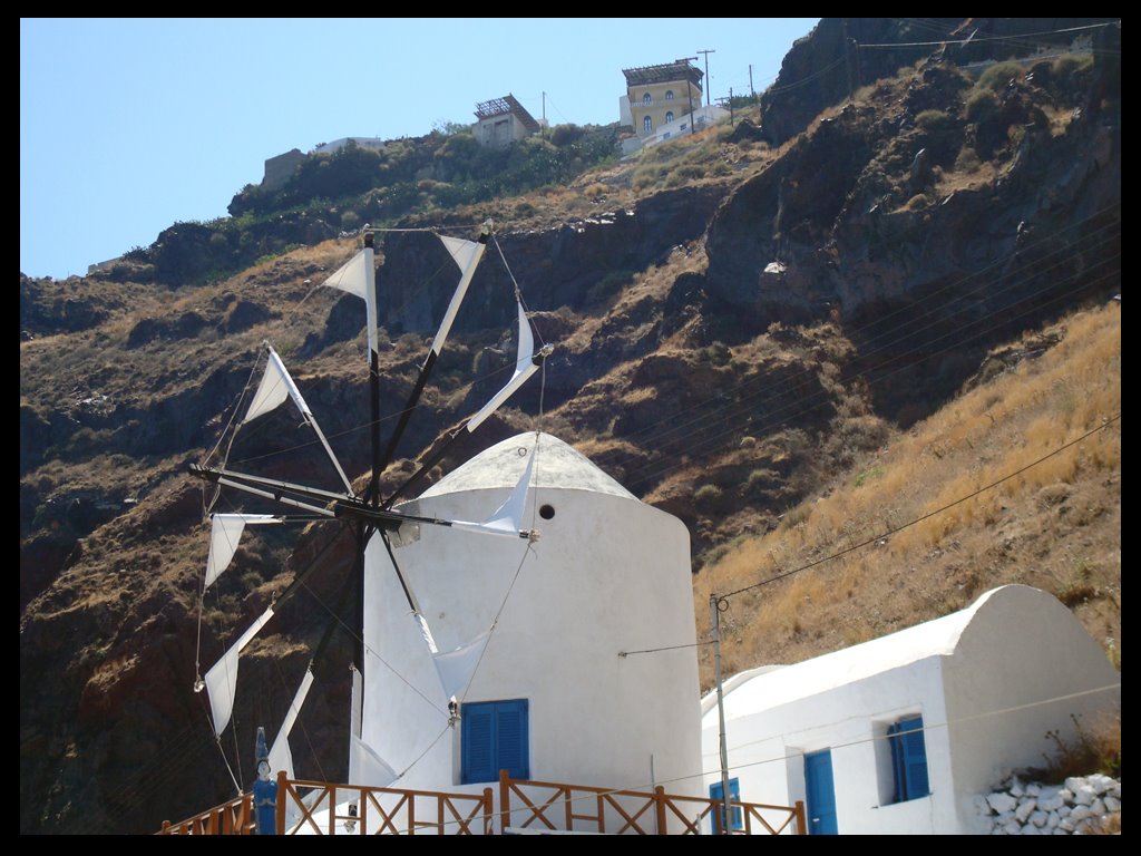 Windmill at Thirasia Port (Korfos) by theodora