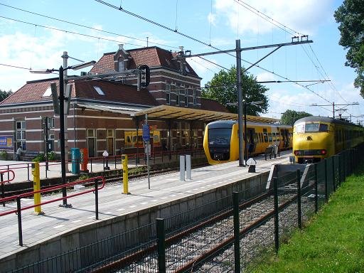 Tiel - Station met Buffel en Mat 64 by Jannes Aalders