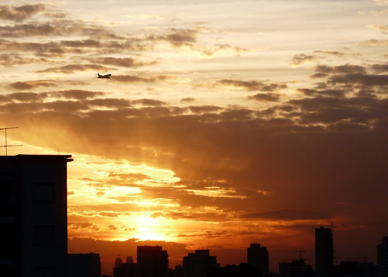 Sol se pondo no sábado em São Paulo Saturday setting sun by Emerson R. Zamprogno