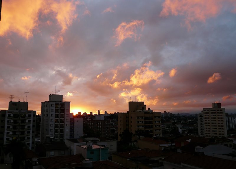 Sol se pondo no domingo em São Paulo _Sunday setting sun_ by Emerson R. Zamprogno