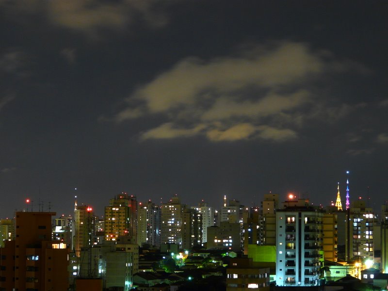 Cabeças espectrais pairando sobre São Paulo _ethereal heads hovering over the city_ by Emerson R. Zamprogno