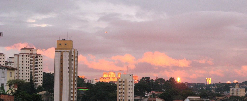 Final de dia nublado - raios solares refletindo & P8 ATR - São Paulo, SP, Brasil. by André Bonacin