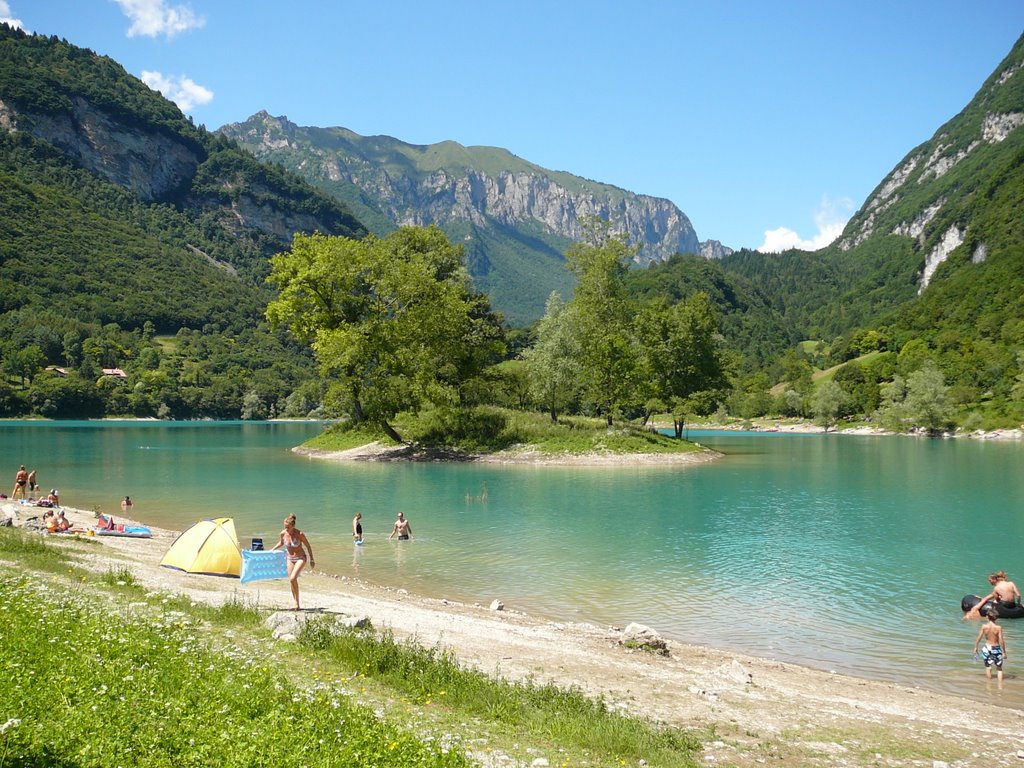 Swimming @ Lago di Tenno, Italy by ahomata