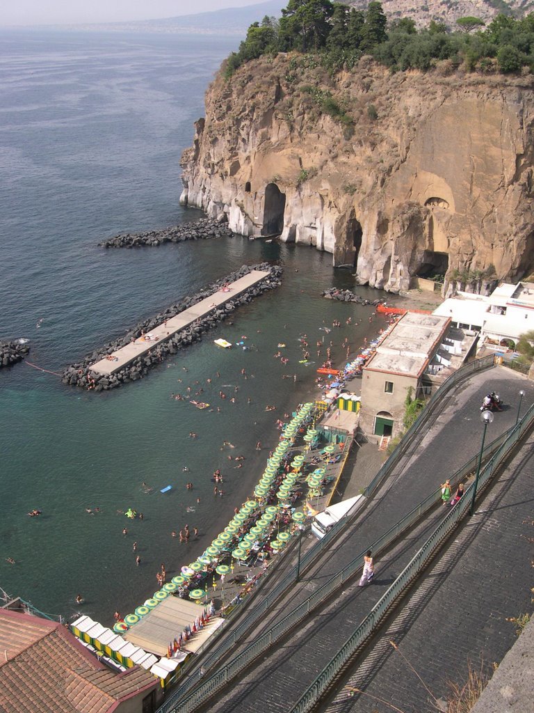 Marina di Cassano e la strada tortuosa che conduce alla spiaggia by SorrentoVacanze.it